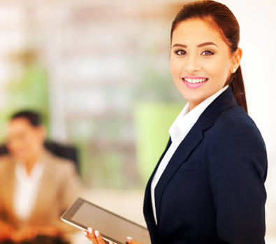 Une jeune employée d'Express Scripts Canada tient un ordinateur portable pendant un séminaire sur le leadership éclairé.